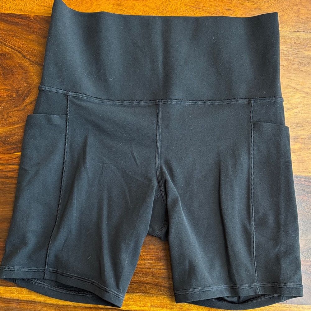 Athleta Salutation Stash pocket shorts black
